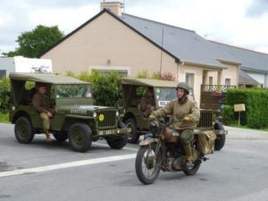 Commémoration 70 ans signature reddition Poche de Saint-Nazaire jeeps et moto