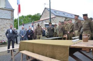 Commémoration 70 ans signature reddition Poche de Saint-Nazaire reconstitution autour de la table Commentateur Luc Brauer