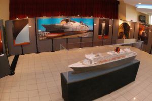 Expo Philippe PLISSON Queen Mary 2 Regard d'artiste 2004 Cordemais Salle expo Maquette bateau devant photo