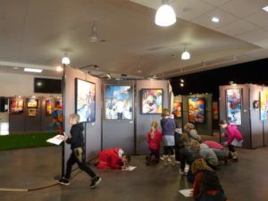 Visite scolaire dans l'exposition de Pierrick Tual - Regard d'artiste 2014
